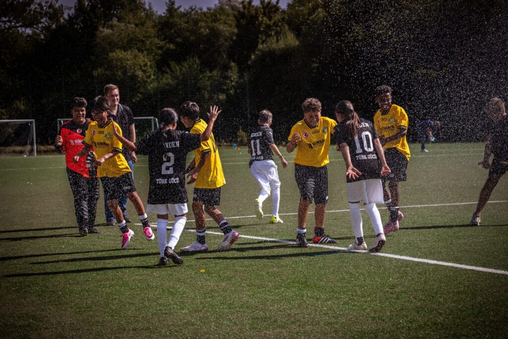 Jubelnde Spieler beim Kids for Europe Turnier