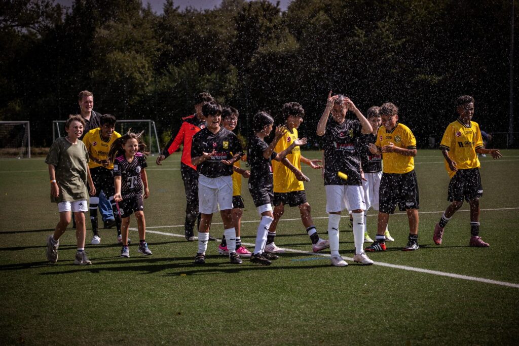 Spieler feiern auf dem Platz bei Kids for Europe