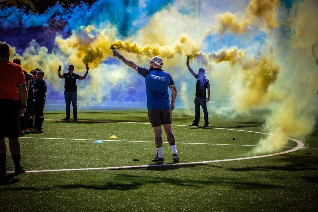 Bunter Rauch in Gelb und Blau beim Kids for Europe Event des BSV Lendringsen
