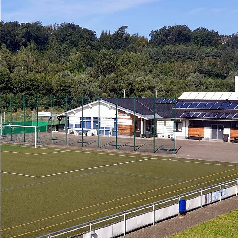 Blick über den Sportplatz am Walzweg mit Vereinsheim