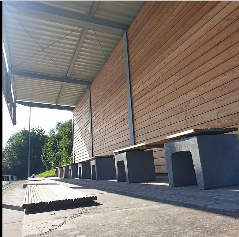 Überdachte Zuschauertribüne am Sportplatz