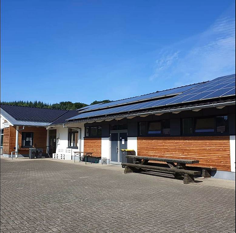 Vereinsheim mit Terrasse und Sitzbänken